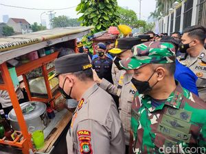 Kapolda Metro-Pangdam Traktir Buruh yang Demo di DPR, Tukang Bakso Diborong