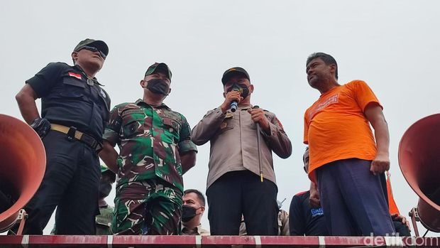 Kapolda Metro Jaya Irjen Fadil Imran dan Pangdam Jaya Mayjen Untung tinjau demo Buruh di DPR