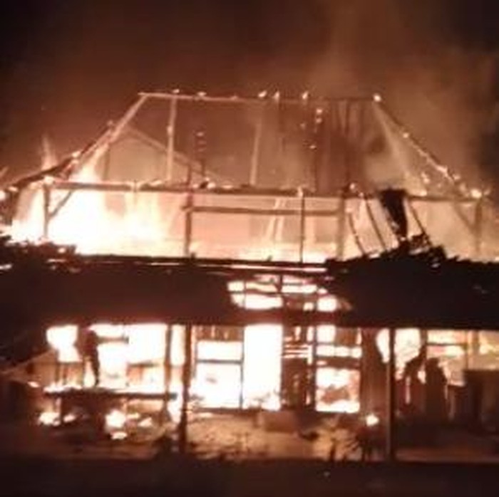 Sebuah rumah milik warga Dusun Padangan, Desa Tamanasri, Kecamatan Pringkuku, Pacitan, Jumat (13/5/2022) malam terbakar. Kobaran api meludeskan seluruh bagian bangunan berbahan kayu tersebut.