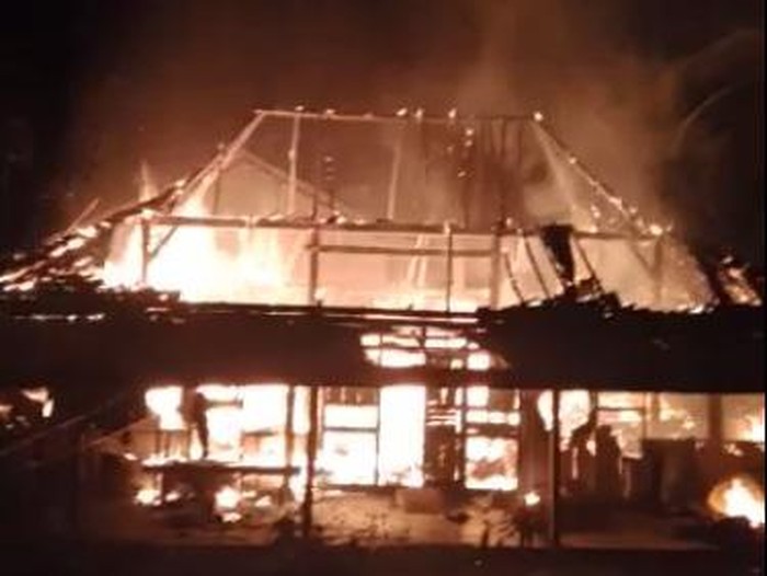 Sebuah rumah milik warga Dusun Padangan, Desa Tamanasri, Kecamatan Pringkuku, Pacitan, Jumat (13/5/2022) malam terbakar. Kobaran api meludeskan seluruh bagian bangunan berbahan kayu tersebut.
