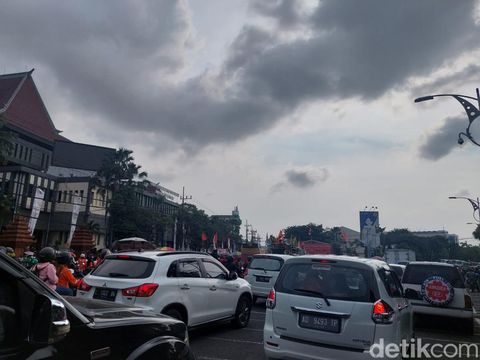 Kemacetan imbas demo buruh di Jalan Indrapura