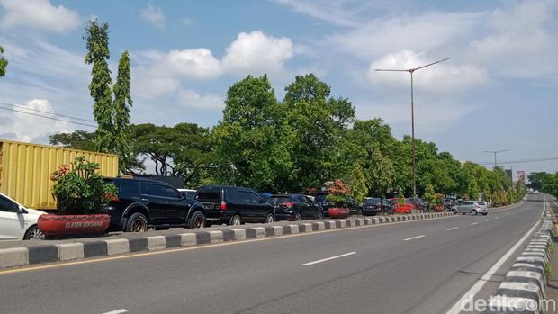Kepadatan kendaraan di jalur Jogja-Solo, Tegalyoso-Bendogantungan, Klaten, Sabtu (14/5/2022) siang.