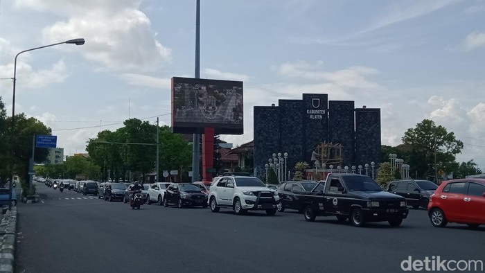 Kepadatan kendaraan di jalur Jogja-Solo, Tegalyoso-Bendogantungan, Klaten, Sabtu (14/5/2022) siang.