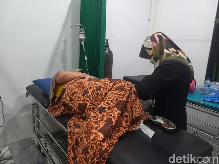 Keracunan massal kembali terjadi di Kabupaten Jombang. Kali ini, puluhan warga Dusun Garu, Desa Podoroto, Kecamatan Kesamben yang menjadi korban.