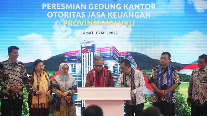 KETUA OJK KUNJUNGI TEMPAT PENGOLAHAN IKAN TUNA UNTUK EKSPOR Ketua Dewan Komisioner Otoritas Jasa Keuangan (OJK) Wimboh Santoso (kiri) mendapat penjelasan dari pemilik pengolahan ikan tuna saat mengunjungi tempat pengolahan ikan tuna untuk ekspor di PT Peduli Laut Maluku yang mendapat pembiayaan dari Bank Mandiri di Ambon, Maluku, (13/5/2022). OJK mencatat total kredit perikanan di Maluku sampai dengan triwulan pertama tahun 2022 mencapai Rp17,7 miliar. ANTARA FOTO/Muhammad Iqbal/YU
