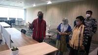 Pada kesempatan itu pula, Wimboh Santoso (kiri) bersama Wakil Ketua Dewan Komisioner OJK Nurhaida (kedua kiri), Anggota DPD RI Novita Anakotta (kedua kanan), dan Kepala OJK Reginal 6 Sulawesi, Maluku dan Papua Darwisman (kanan) meninjau ruang kerja Kantor OJK Provinsi Maluku, Ambon, Maluku, (13/5/2022).