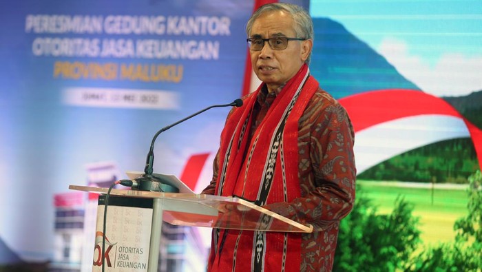 Ketua Dewan Komisioner Otoritas Jasa Keuangan (OJK) Wimboh Santoso (kiri) mendapat penjelasan dari pemilik pengolahan ikan tuna saat mengunjungi tempat pengolahan ikan tuna untuk ekspor di PT Peduli Laut Maluku yang mendapat pembiayaan dari Bank Mandiri di Ambon, Maluku, (13/5/2022). OJK mencatat total kredit perikanan di Maluku sampai dengan triwulan pertama tahun 2022 mencapai Rp17,7 miliar. ANTARA FOTO/Muhammad Iqbal/YU