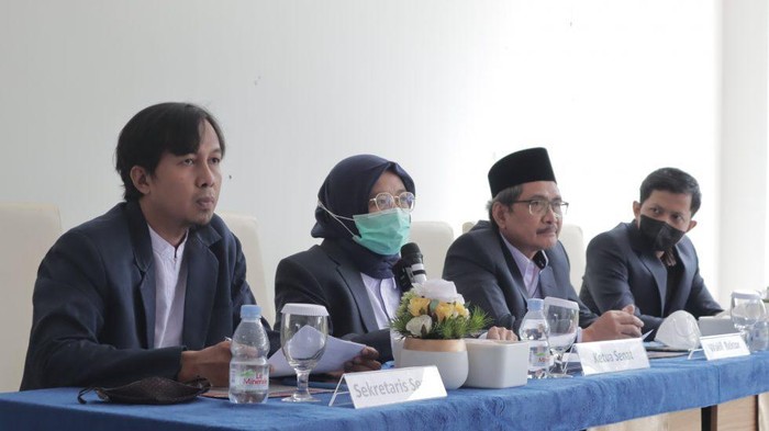 Ketua Senat ITK yaitu Nurul Widiastuti (tengah)