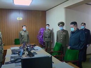 Momen Kim Jong Un Bermasker saat Kunjungi Markas Krisis Covid-19