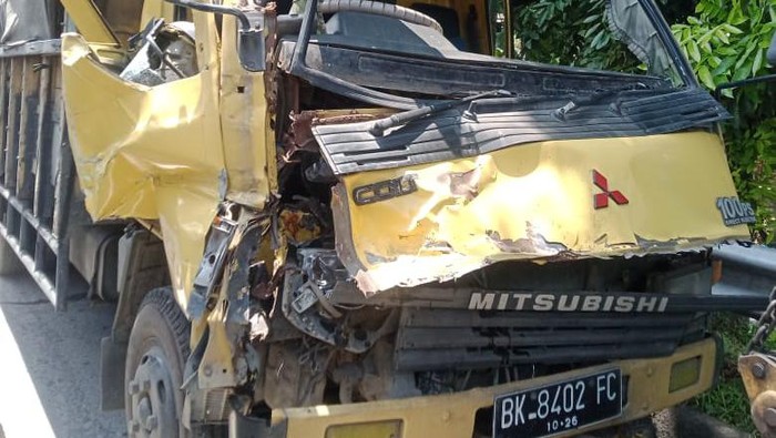 Kondisi truk usai tabrakan beruntun di tol Belmera