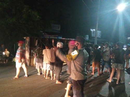 Kondisi truk yang terguling di jalan Singaraja-Seririt yang terguling