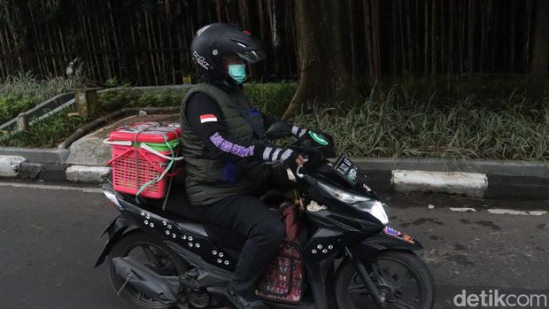 Kusmiati 'Bu Menon' driver ojol sekaligus penyelamat kucing di Bandung.