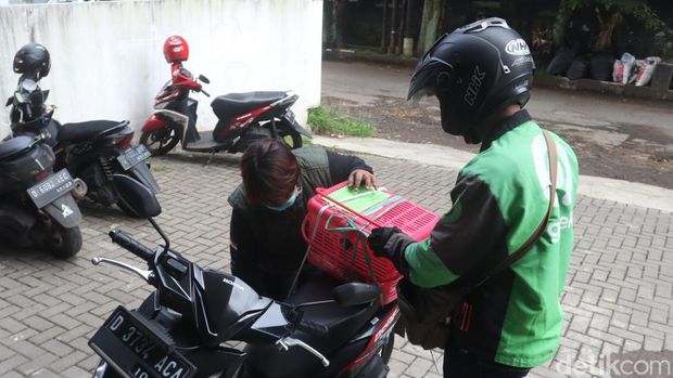 Kusmiati 'Bu Menon' driver ojol sekaligus penyelamat kucing di Bandung.