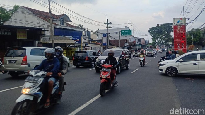 Lalu lintas di Kota Batu masih terbilang lancar di awal momen long weekend kali ini. Hanya saja pada sore tadi, lalin dari Kota Batu sedikit melambat sebelum simpang tiga Pendem.