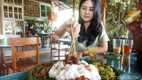 Ketika disajikan, tampilan menu ini pun terbilang menggiurkan karena selain tampak lezat, penyajiannya pun dibuat menarik.