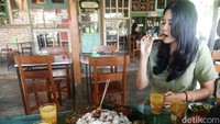 Porsi nasi yang melimpah dan cocok untuk empat orang ini kemudian dikelilingi oleh berbagai lauk mulai dari lawar merah, lawar putih, sambel embe, ati dan ampela balado.