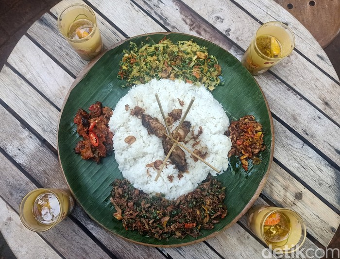Lezatnya Megibung Nasi Lawar di Warung Bhineka Muda Sanur Salah satu budaya dari Bali, yakni Megibung atau menikmati satu sajian makanan secara bersama-sama dalam satu wadah mungkin kini telah jarang ditemui. Inilah yang ingin ditampilkan kembali oleh salah satu Warung kopi di Sanur, yakni Bhineka Muda Sanur. Sejak beberapa bulan lalu, pihaknya menghadirkan paket megibung.