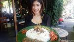Lezatnya Megibung Nasi Lawar di Warung Bhineka Muda Sanur