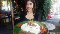 Sejak beberapa bulan lalu, Bhineka Muda Sanur menghadirkan paket megibung yang berisikan lawar merah, lawar putih, ati dan ampela balado, sate, sambal bejek atau sambal embe serta sayur atau jukut komoh.