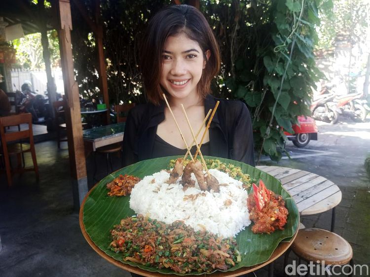 Lezatnya Megibung Nasi Lawar di Warung Bhineka Muda Sanur