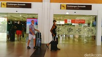 Dari pantauan detikBali di lokasi sejak pukul 13.00 WITA kurang lebih puluhan wisatawan domestik keluar dari terminal kedatangan domestik.