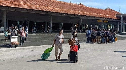 Jumlah penumpang yang masuk ke Bali saat libur Waisak mengalami peningkatan. Menurut data PT Angkasa Pura I pada 11-13 Mei, sebanyak 48.334 penumpang datang ke Bali.