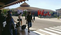 Area pintu kedatangan wisatawan domestik di Bandara Internasional I Gusti Ngurah Rai Bali tampak ramai, Sabtu (14/5/2022) siang.