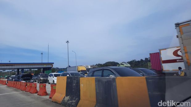 Long Weekend, Terjadi Antrian Panjang Setelah Exit Tol Cigombong Arah Sukabumi