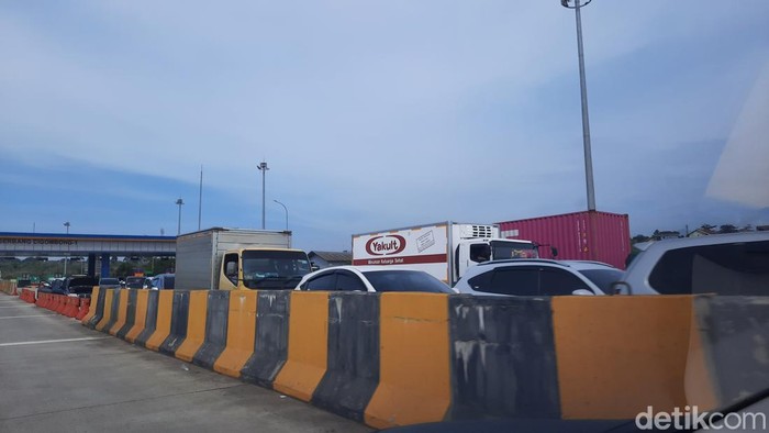 Long Weekend, Terjadi Antrian Panjang Setelah Exit Tol Cigombong Arah Sukabumi