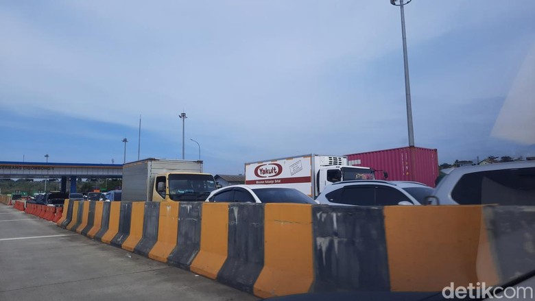 Long Weekend, Terjadi Antrian Panjang Setelah Exit Tol Cigombong Arah Sukabumi Long Weekend, Terjadi Antrian Panjang Setelah Exit Tol Cigombong Arah Sukabumi