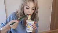 Dalam rangka ulang tahun Nissin ke-50, Maria Ozawa mencicipi varian rasa istimewa dari Cup Noodle pada September 2021. Ia punya rasa favorit, Cheese Curry x Chili Tomato.