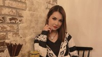 Mampir ke toko daging di Jepang, Maria Ozawa memesan steak yang terlihat empuk juicy. Ada juga beragam makanan lain yang jadi pelengkap.