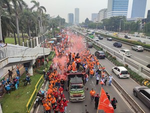Massa Buruh Bergerak ke GBK Usai Orasi di DPR, Lalin Gatsu Dibuka Kembali