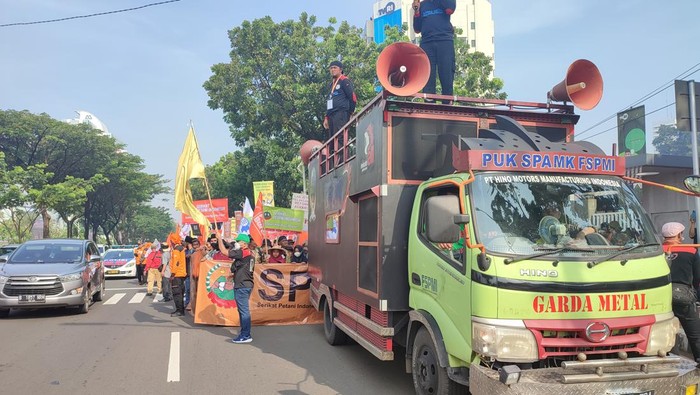 Massa buruh yang rayakan May Day mulai berdatangan di Jl Gerbang Pemuda, Senayan, Sabtu (14/5/2022). Massa bersiap long march ke DPR.