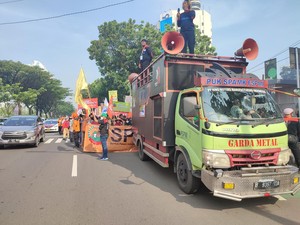 Buruh Kumpul di Gerbang Pemuda Bersiap Long March ke DPR, Lalin Tersendat