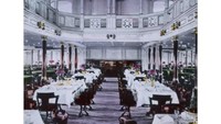 Pilar tinggi dan hiasan dinding yang mewah, menjadi pemandangan indah dalam ruangan makan ini. Ratusan penumpang setiap harinya menikmati berbagai hidangan spesial di sini. Foto: Titanic Wiki/Site News