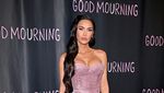 Megan Fox Seksi Pamer Kaki Jenjang Hadiri Premier Film MGK