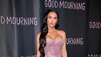 Megan Fox tampil dalam gaun seksi dengan belahan tinggi.  Foto: FilmMagic/Axelle/Bauer-Griffin