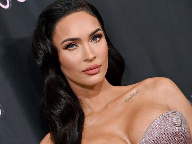 Megan Fox Seksi Pamer Kaki Jenjang Hadiri Premier Film MGK