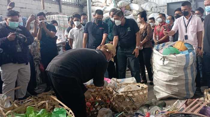Menparekraf Sandiaga Salahuddin Uno mengunjungi tempat pengolahan sampah Bali Waste Cycle