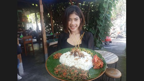 Menu paket megibung yang dihadirkan oleh salah satu warung di Sanur, yakni Warung Bhineka Muda Sanur