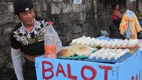 Selain dijual di pasar, balut juga dijual oleh para pedagang kaki lima di pinggir jalan. Biasanya balut ini disantap dengan saus, hingga tambahan kerupuk. Foto: iStock/Site News