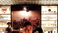 Hangout di kafe, Aghniny memilih menikmati segelas minuman dingin. Wah lagi nongkrong sama siapa nih?Foto: Instagram @aghninyhaque