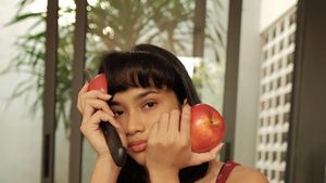 Gaya Modis Aghniny Haque Saat Ngemil Apel dan Kentang Goreng