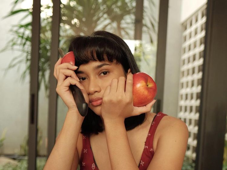 Gaya Modis Aghniny Haque Saat Ngemil Apel dan Kentang Goreng