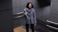 Wanita 25 tahun ini juga suka minuman kaleng. Tampaknya ia suka dengan rasa minumannya, senyum lebar di wajahnya menggambarkan perasaannya.  Foto: Instagram @aghninyhaque