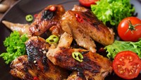 Sederhana tapi enak, inilah sayap ayam panggang berbumbu kecap pedas. Supaya rasa bumbunya meresap, kamu bisa marinasi sayap ayam selama 30 menit. Apa saja bahannya? Simak di resep ini. Foto: iStock 