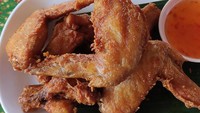 Sayap ayam juga enak diolah gaya Thailand. Menu ini memadukan renyah gurihnya sayap goreng tepung dengan cocolan saus cabe atau saus sambal Bangkok. Kamu bisa melihat bahan dan cara membuatnya di sini. Foto: iStock