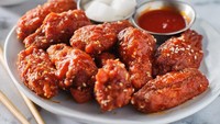 Chicken wings sangat populer di Korea Selatan. Bumbunya memakai gochujang yang pedas mantap dan siraman madu yang memberi aksen legit. Membuat chicken wings ala Korea mudah, tinggal ikuti resep ini. Foto: iStock