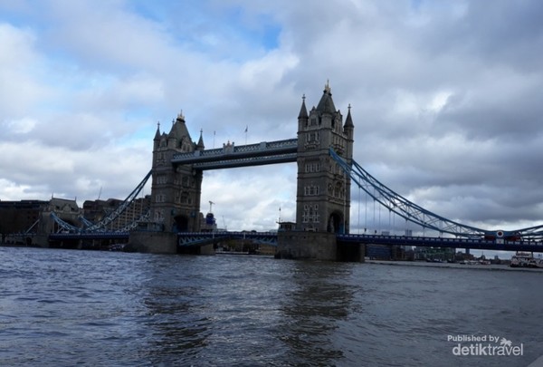 Tower Bridge di atas River Thames